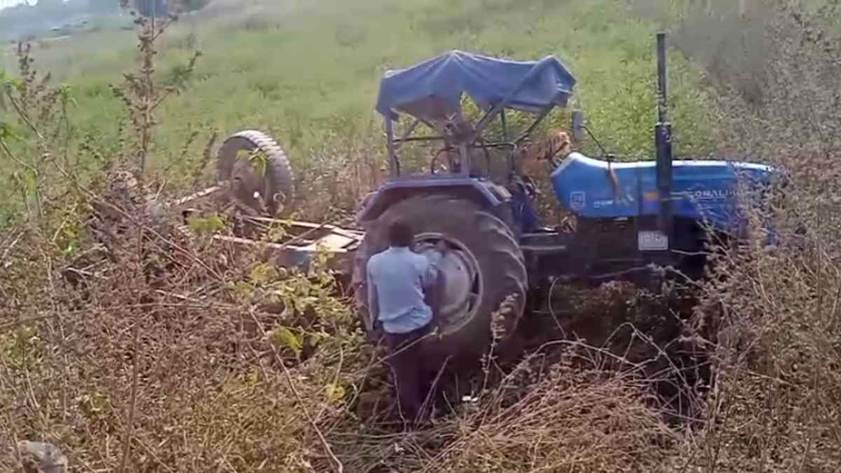 मौत बनकर दौड़ा मुरुम से लदा ट्रैक्टर, दो मासूमों को कुचलकर ली जान मौत बनकर दौड़ा मुरुम से लदा ट्रैक्टर, दो मासूमों को कुचलकर ली जान