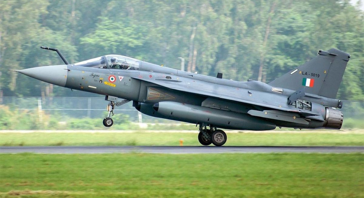 Tejas MK1A: दुश्मनों पर कहर बरपाने आ रहा तेजस MK1A फाइटर जेट, इसके आधुनिक फीचर्स से पाकिस्तान तो छोड़िए चीन भी खौफ में
