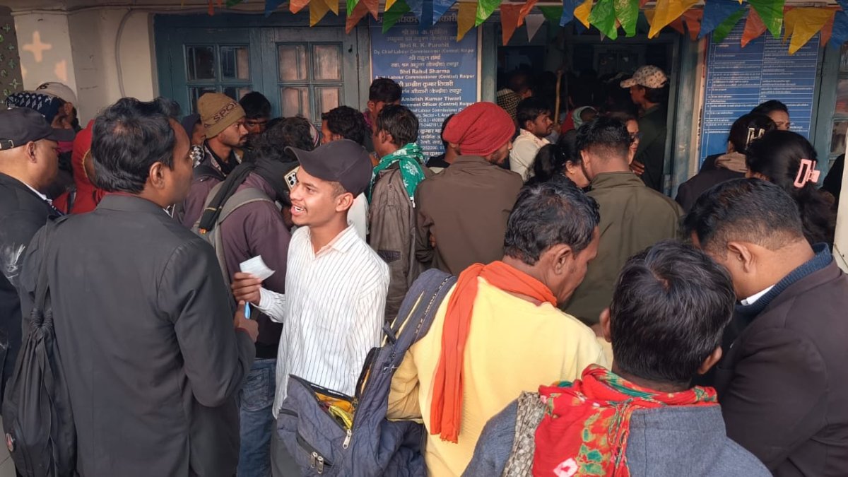 एंबुश टिकट चेकिंग अभियान : बिना टिकट के ट्रेन में सफर करने वालों के खिलाफ रायपुर रेल मंडल पर कार्रवाई, 155 मामलों में 45,725 रुपये का राजस्व प्राप्त