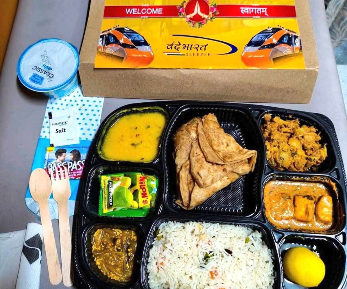 Vande Bharat Sleeper में NO NON-VEG: कोलकाता-कामाख्या वंदे भारत स्लीपर ट्रेन में नॉन-वेज भोजन नहीं होने पर TMC का पारा हाई, बंगाली संस्कृति पर हमला बताया, जानें रेलवे ने क्या दिया तर्क