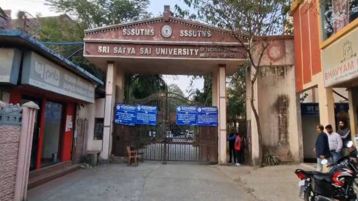 सत्य साईं यूनिवर्सिटी पर शिक्षा विभाग की बड़ी कार्रवाई, टीम ने मारा छापा सत्य साईं यूनिवर्सिटी पर शिक्षा विभाग की बड़ी कार्रवाई, टीम ने मारा छापा