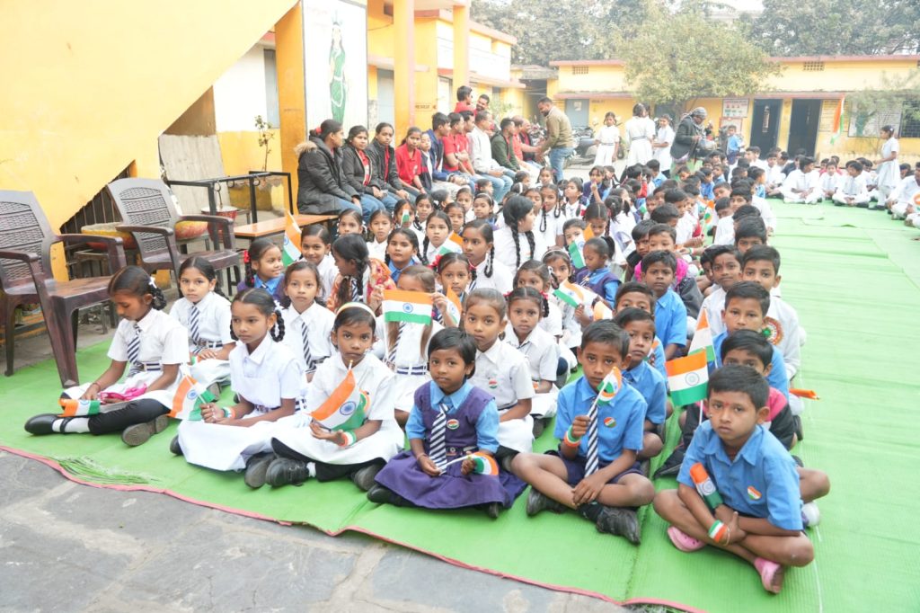 CG NEWS: गणतंत्र दिवस पर प्रगति वेलफेयर फाउंडेशन की पहल, मेधावी विद्यार्थियों को बांटे स्कूल बैग - Lalluram