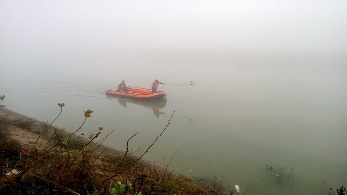 कोहरे का कहरः बिजली कंपनी की गाड़ी नहर में गिरी, ड्राइवर लापता, AE ने तैरकर बचाई जान, रेस्क्यू जारी