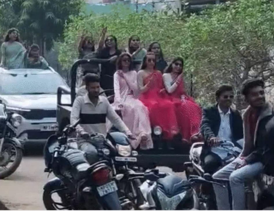 शिक्षा के मंदिर में फेयरवेल के नाम पर फूहड़ताः जीप के बोनट पर छात्राओं ने किया डांस, वीडियो वायरल, प्राचार्य बोले- होगी कार्रवाई