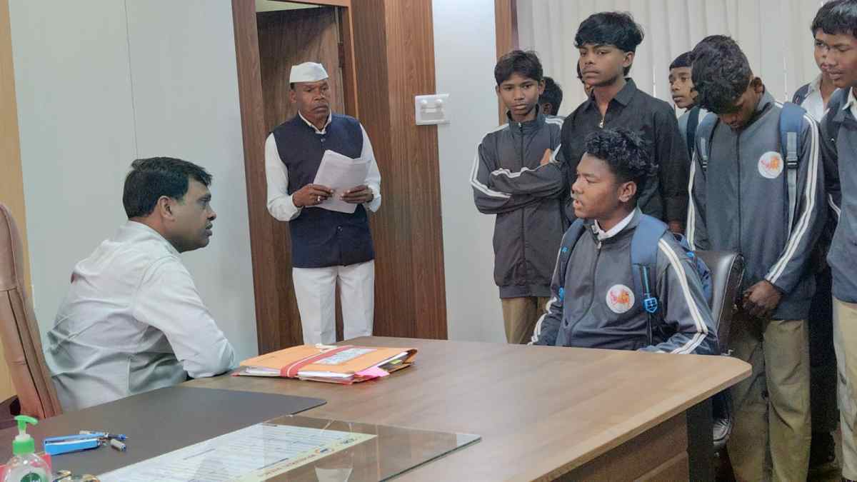 वार्डन ने बिस्तर के नाम पर छात्रों से की वसूलीः खरीदी के नाम पर खाते से निकलवाए 6 हजार, कलेक्टर ने किया सस्पेंड