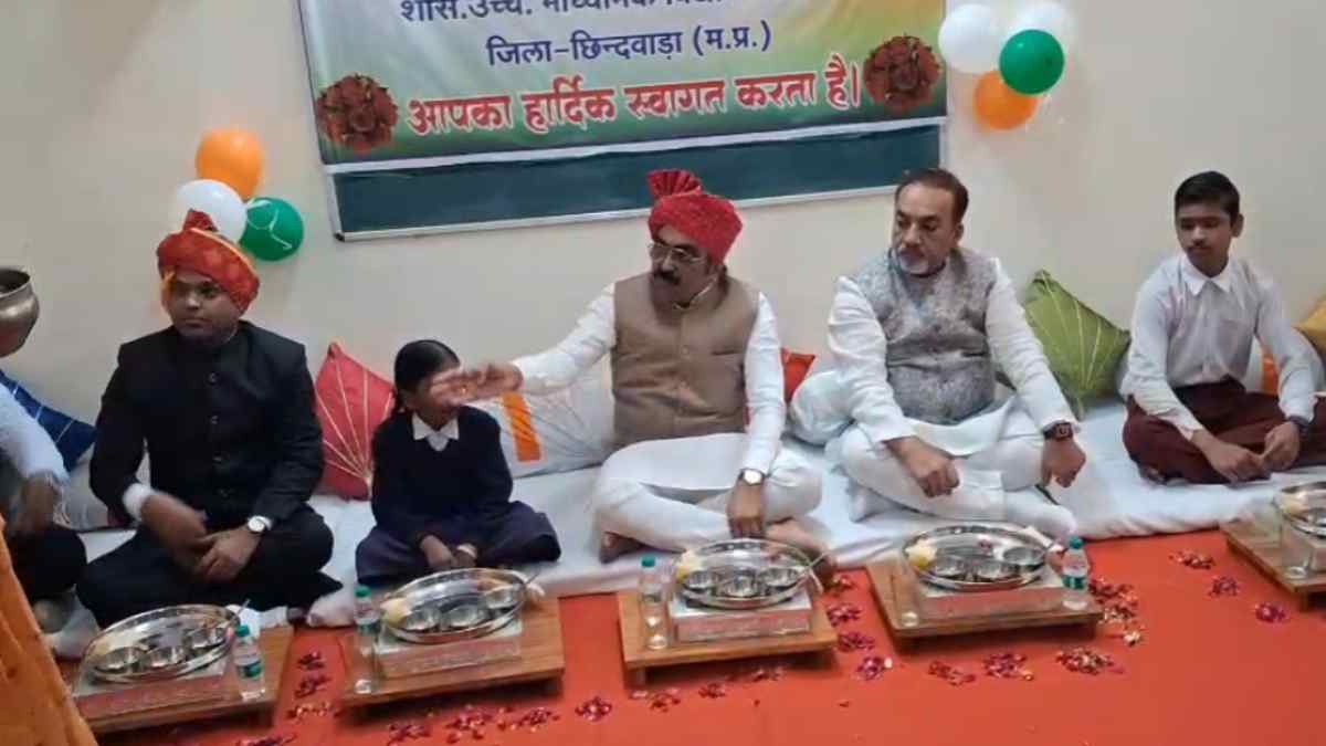 गणतंत्र दिवस पर छात्रों के साथ भोजन करने बैठे मंत्री, BJP नेताओं और टीचर को देख हुए आग-बबूला, कमरे से बाहर कर कहा- ये छात्रों को खाना है, हमारा नहीं