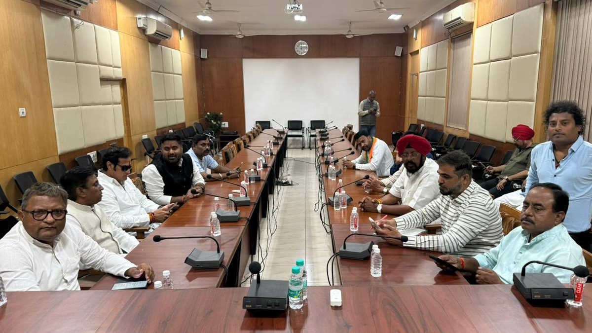 SIR पर छत्तीसगढ़ कांग्रेस ने उठाया सवाल, नेताओं ने मुख्य निर्वाचन पदाधिकारी से मुलाकात कर पात्र नागरिकों को मतदाता सूची में जोड़ने की मांग की…