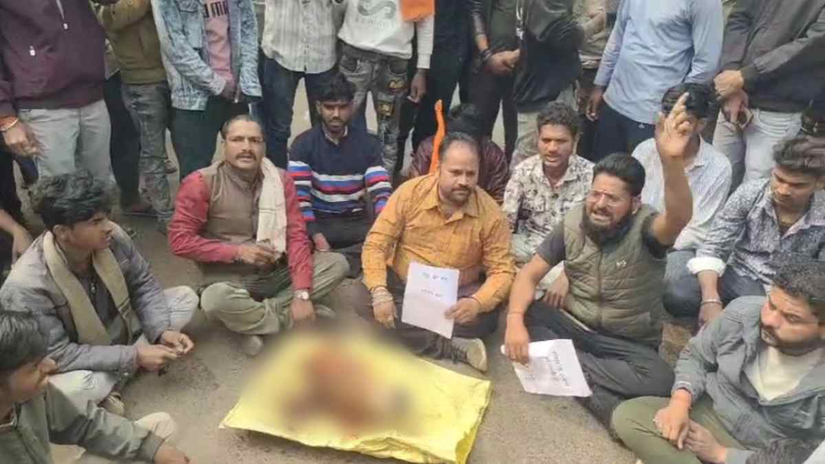 शमशाबाद में गाय का कटा सिर मिलने से बवाल: बजरंग दल ने किया चक्का जाम, आरोपियों पर कड़ी कार्रवाई की मांग