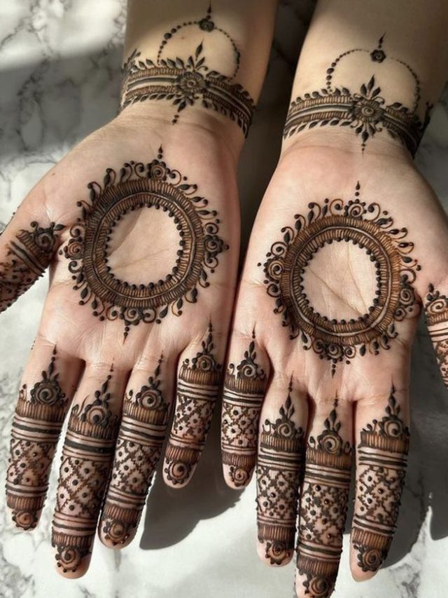 फ्रंट हैंड फ्लावर मेहंदी डिजाइन, हाथों में लग जाएंगे चार चांद