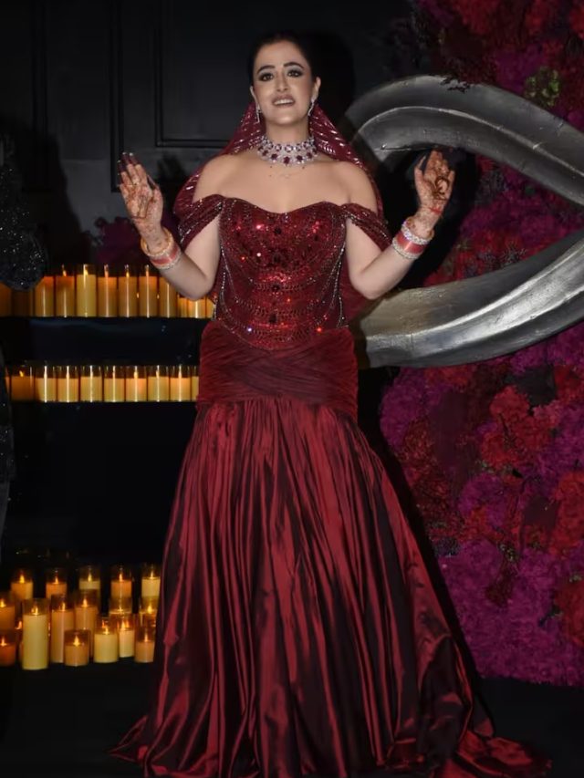 मरून गाउन में अप्सरा लगीं नूपुर सेनन, ब्लैक आउटफिट में जंचे स्टेबिन बेन