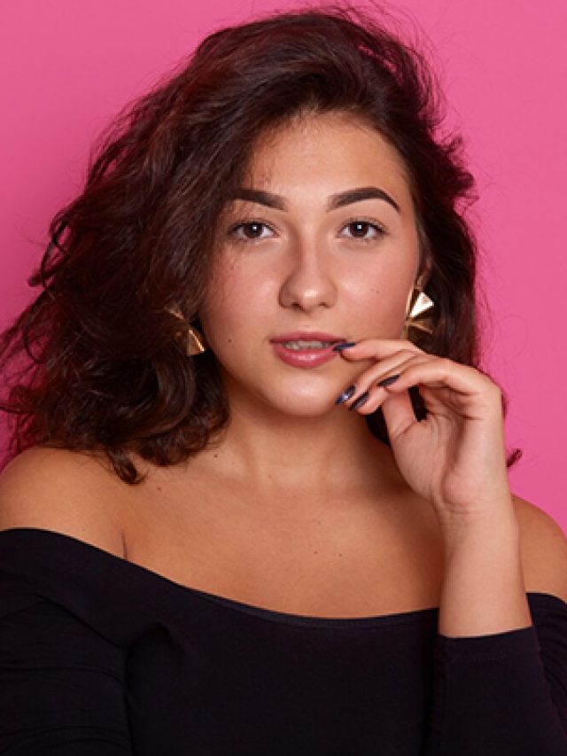 डार्क कलर आउटफिट के साथ खूब जचेंगे इस तरह के लिपस्टिक शेड्स