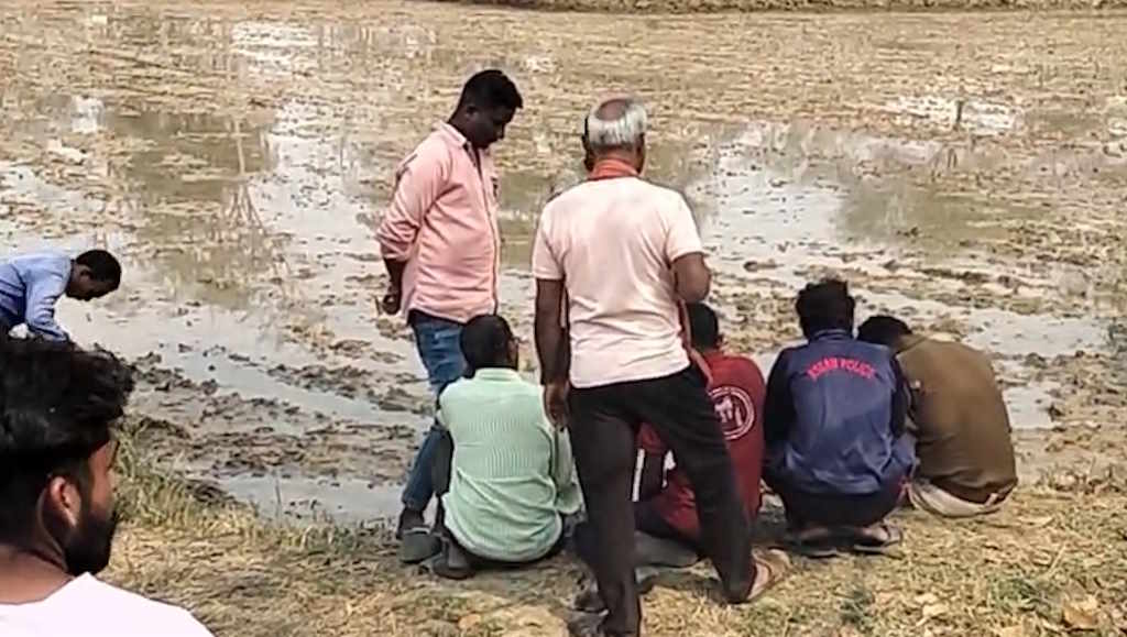 CG NEWS: खेत में मिली युवती की अर्द्धनग्न लाश, शारीरिक संबंध बनाने के बाद हत्या की आशंका, हिरासत में एक संदेही…