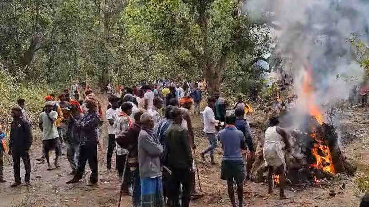 बलरामपुर में शोक की लहर: झारखंड बस हादसे में मृत 10 लोगों को ग्रामीणों ने नम आंखों से दी एक साथ अंतिम विदाई…