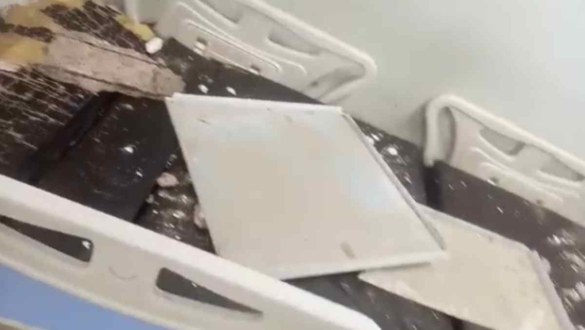 PICU वॉर्ड की फॉल सीलिंग का हिस्सा गिरा: बाल-बाल बचा मासूम, मची चीख पुकार