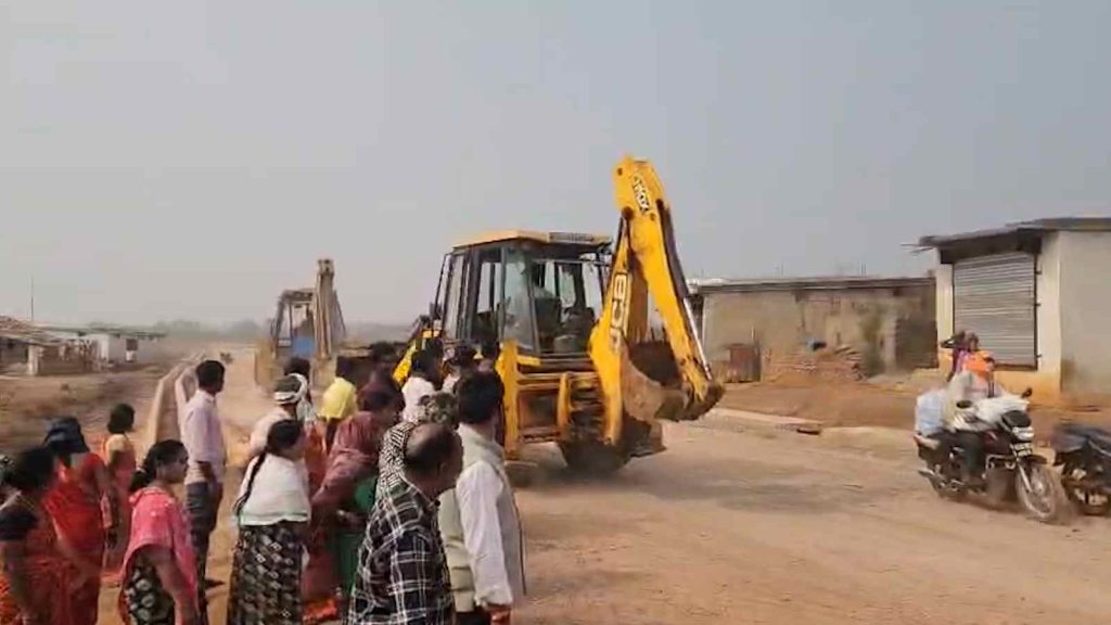 नया रायपुर में अतिक्रमण हटाने को लेकर तनाव, पुलिस हिरासत में 16 ग्रामीण