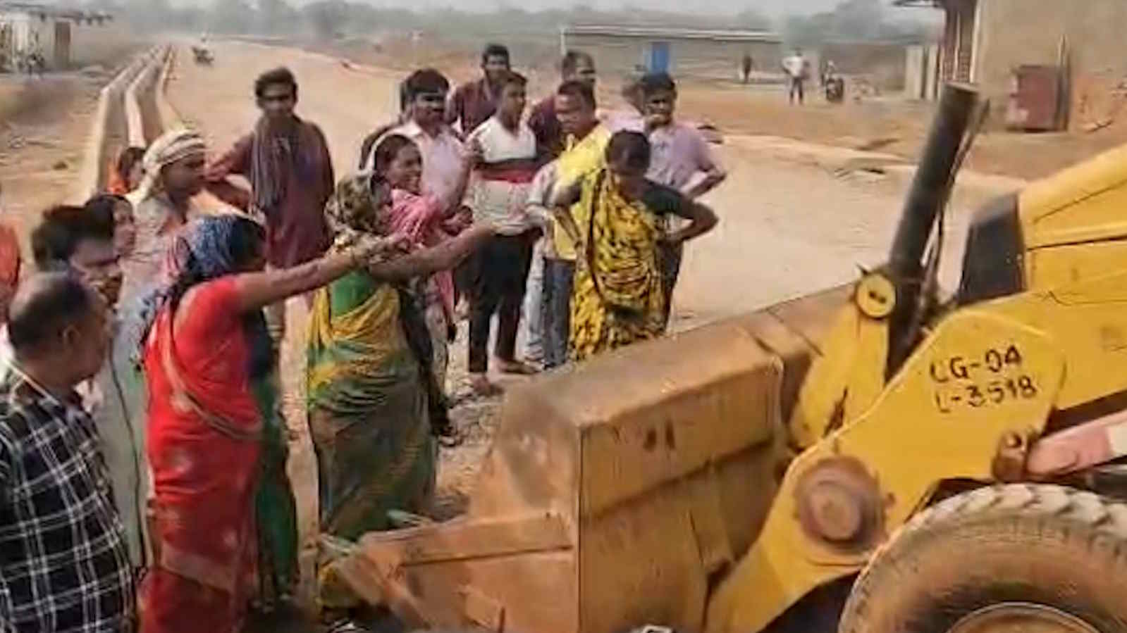 BREAKING: नवा रायपुर के नवागांव से अतिक्रमण हटाने पहुंची NRDA की टीम, स्थानीय लोग कर रहे कार्रवाई का विरोध…