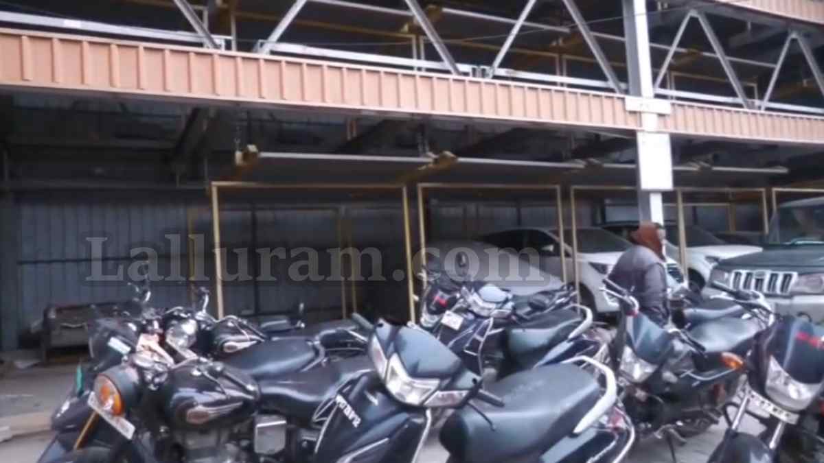 EXCLUSIVE: Gwalior Smart City में स्मार्ट ट्रैफिक का इंतजार, सड़क किनारे गाड़ियां खड़ी करने से लग रहा जाम