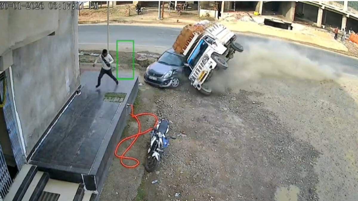 CG News : चलती पिकअप उछलकर कार पर पलटी, चालक की हालत गंभीर, हादसे का CCTV फुटेज आया सामने