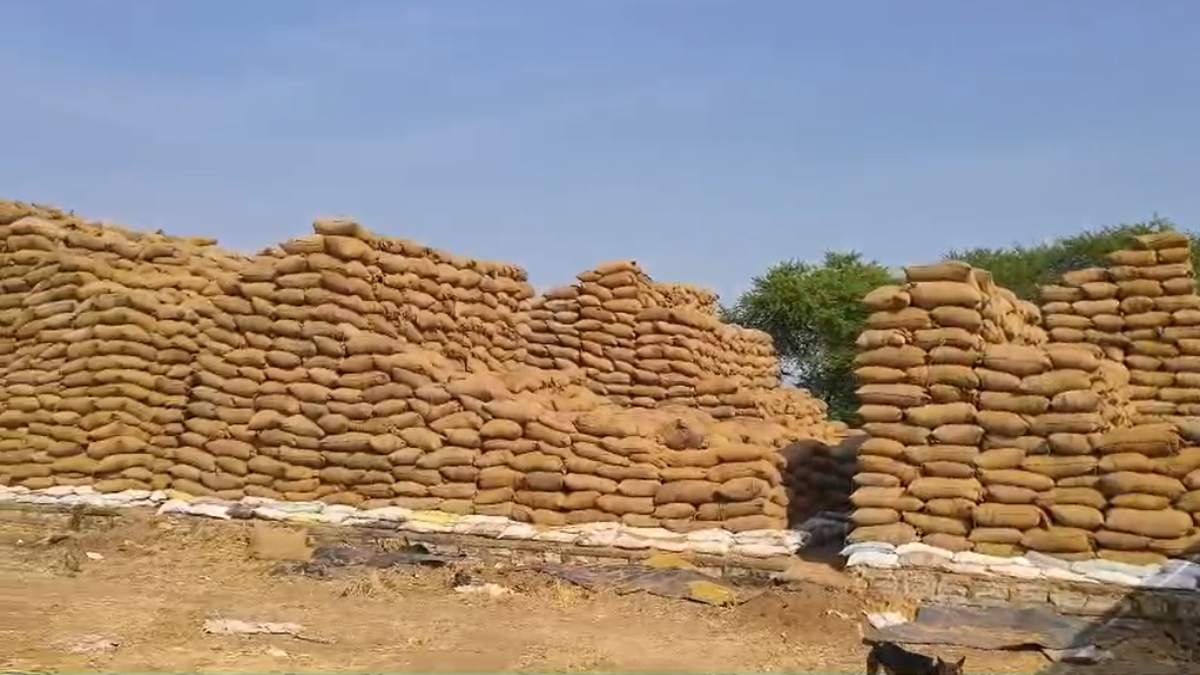 सरकारी धान की हेराफेरी : खरीदी केंद्र से 70 लाख का धान गायब, प्रभारी पर FIR दर्ज