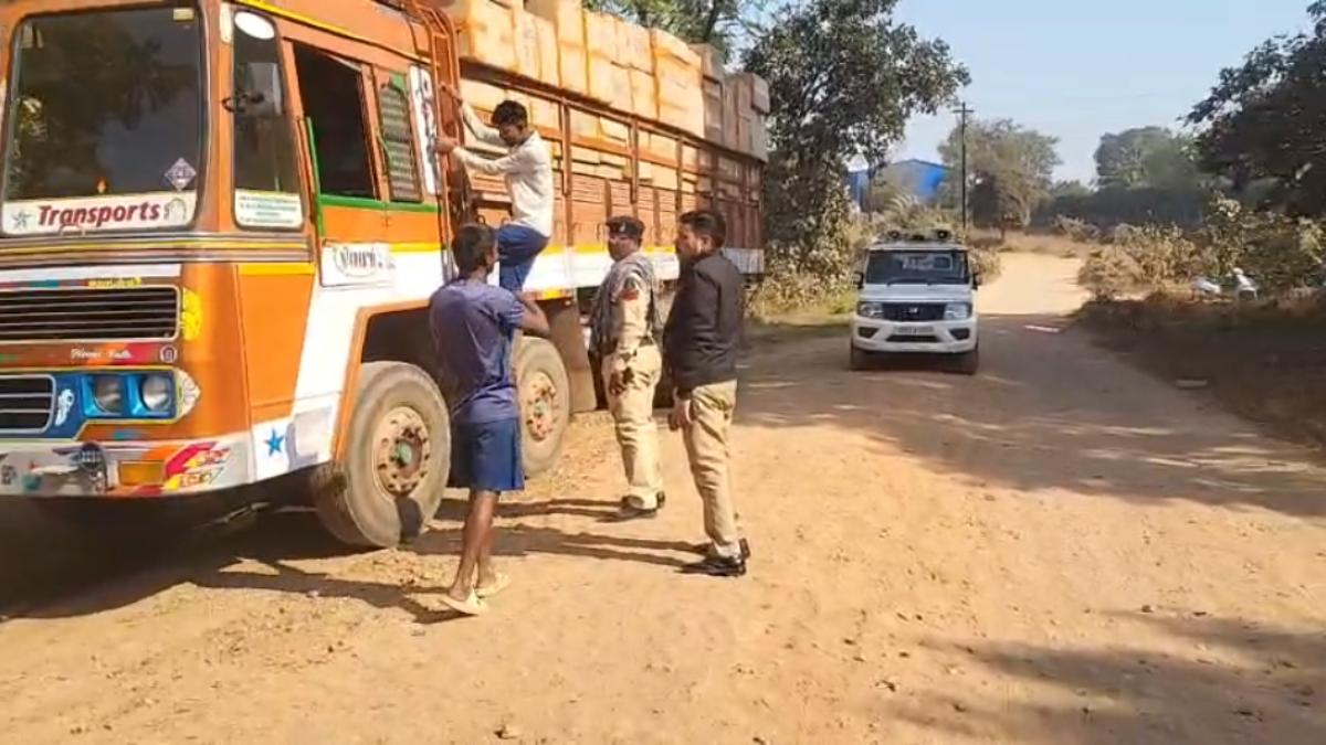 दहशत में न्यायधानी! ई-मेल से मिली थी कोर्ट को बम से उड़ाने की धमकी, अब शहर में मिला पटाखों से भरा ट्रक