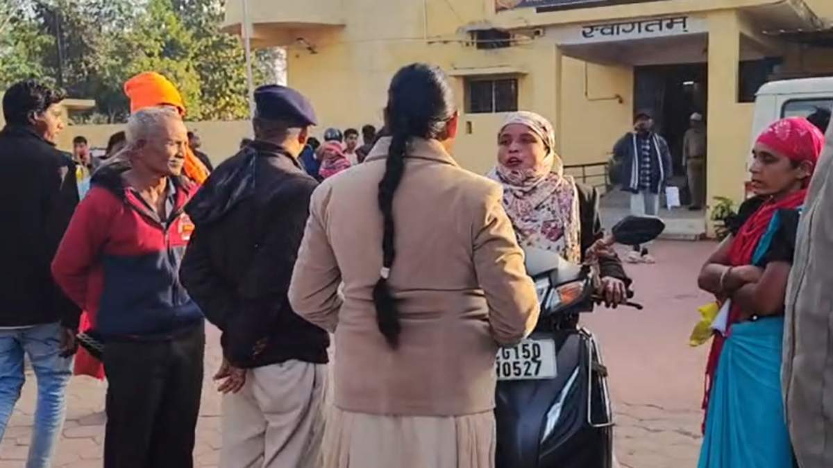 CG News : वाहन चेकिंग के दौरान स्कूटी जब्त करने पर भड़की महिला, थाना परिसर में किया हंगामा, देखें VIDEO….