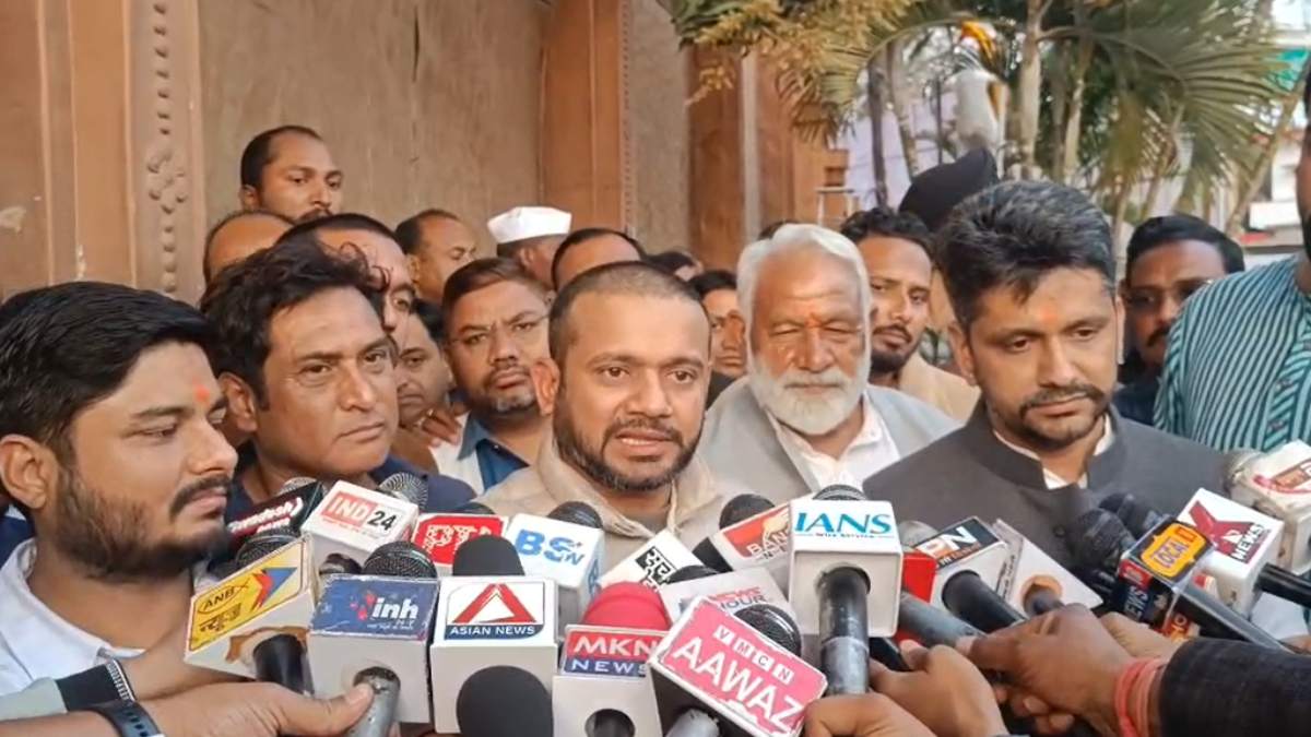 अंबिकापुर में कांग्रेस का शक्ति प्रदर्शन : कन्हैया कुमार ने महात्मा गांधी की प्रतिमा पर किया माल्यार्पण, कहा – नफरत और हिंसा रोकना ही बापू को श्रद्धांजलि