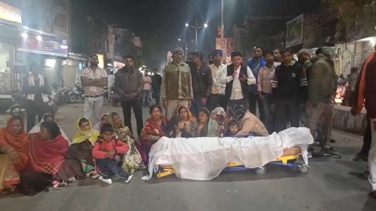 युवक की मौत से भड़के परिजन, मुआवजे की मांग को लेकर चौक पर शव रखकर किया चक्काजाम, देखिए वीडियो 1 CG NEWS: युवक की मौत से भड़के परिजन, मुआवजे की मांग को लेकर चौक पर शव रखकर किया चक्काजाम