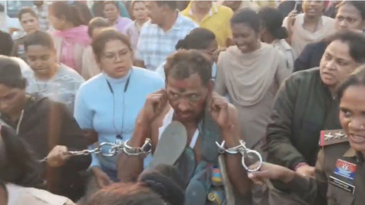 तमनार हिंसा मामले में बड़ी कार्रवाई : महिला आरक्षक के कपड़े फाड़ने वाला मुख्य आरोपी गिरफ्तार, पुलिसकर्मियों ने मुंह पर पोती कालिख, जूते-चप्पलों की माला पहनाकर निकाला जुलूस, देखें वीडियो…