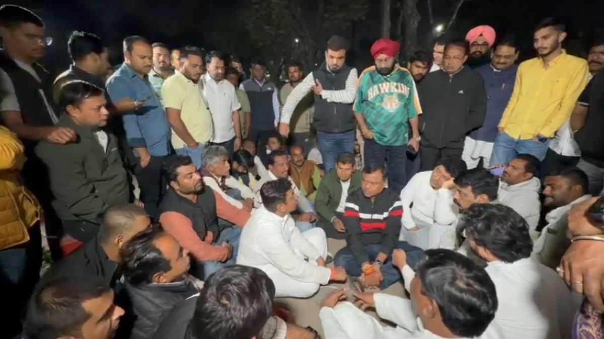 SIR प्रक्रिया में गड़बड़ी का आरोप : तहसील ऑफिस में कांग्रेस ने किया प्रदर्शन, कार्यकर्ताओं को जेल लेकर पहुंची पुलिस, तो PCC चीफ बैज ने बीजेपी और चुनाव आयोग पर साधा निशाना