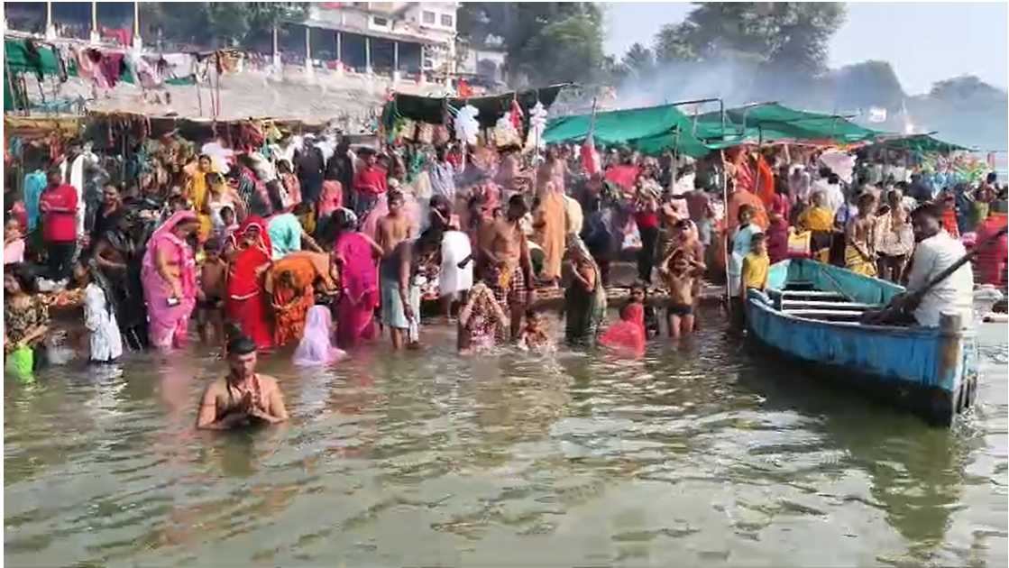 मां नर्मदा प्रकटोत्सवः नदी के पवित्र बरमान घाट पर भक्तों की लगी भीड़, कड़ाके की ठंड में लगाई आस्था की डुबकी