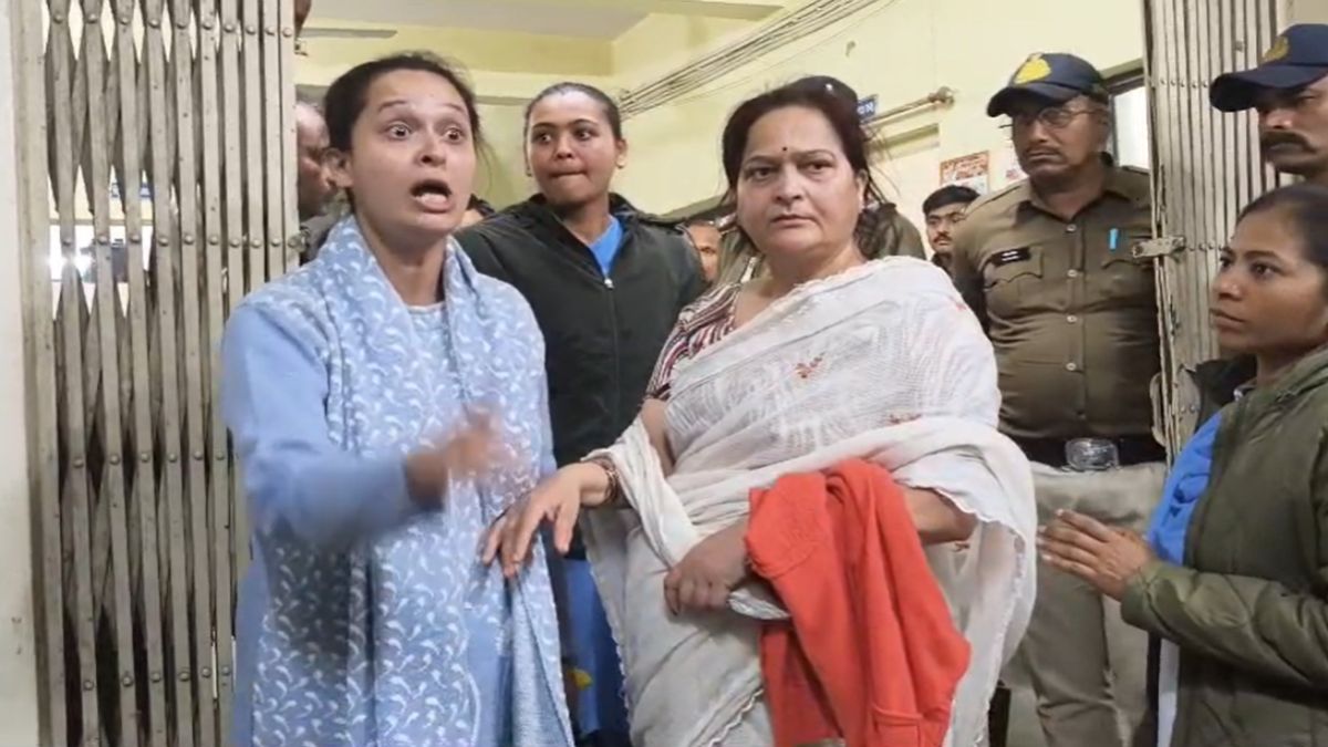 महिला का तलाक का केस लड़ने वाले अधिवक्ता ने पति की करा दी जमानतः जज के सामने दी देख लेने की धमकी, मामला पहुंचा थाने