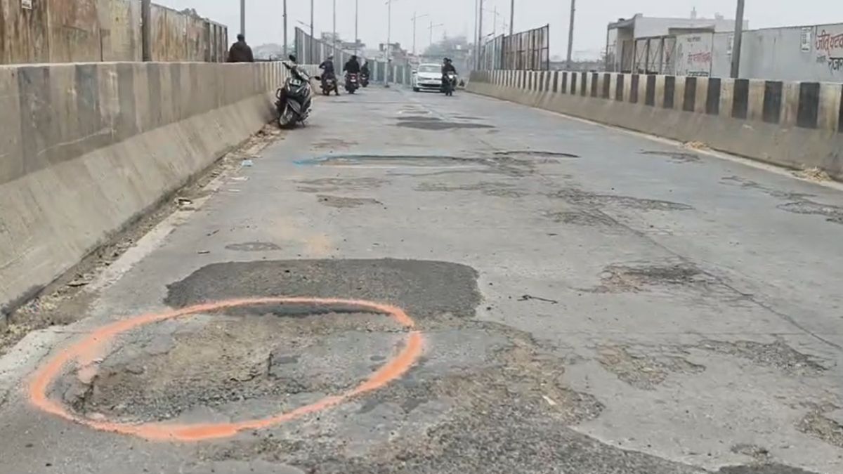 रेलवे फाटक ओवरब्रिज पर गड्ढों का मामलाः अधिकारियों से परेशान विधायक ने दी आंदोलन की चेतावनी