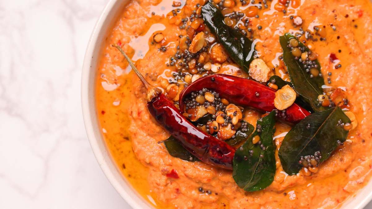 रोज-रोज की सब्जी से हो गए हैं बोर? मिनटों में बनाएं टमाटर-प्याज की तीखी चटनी, रेसिपी देखें यहां