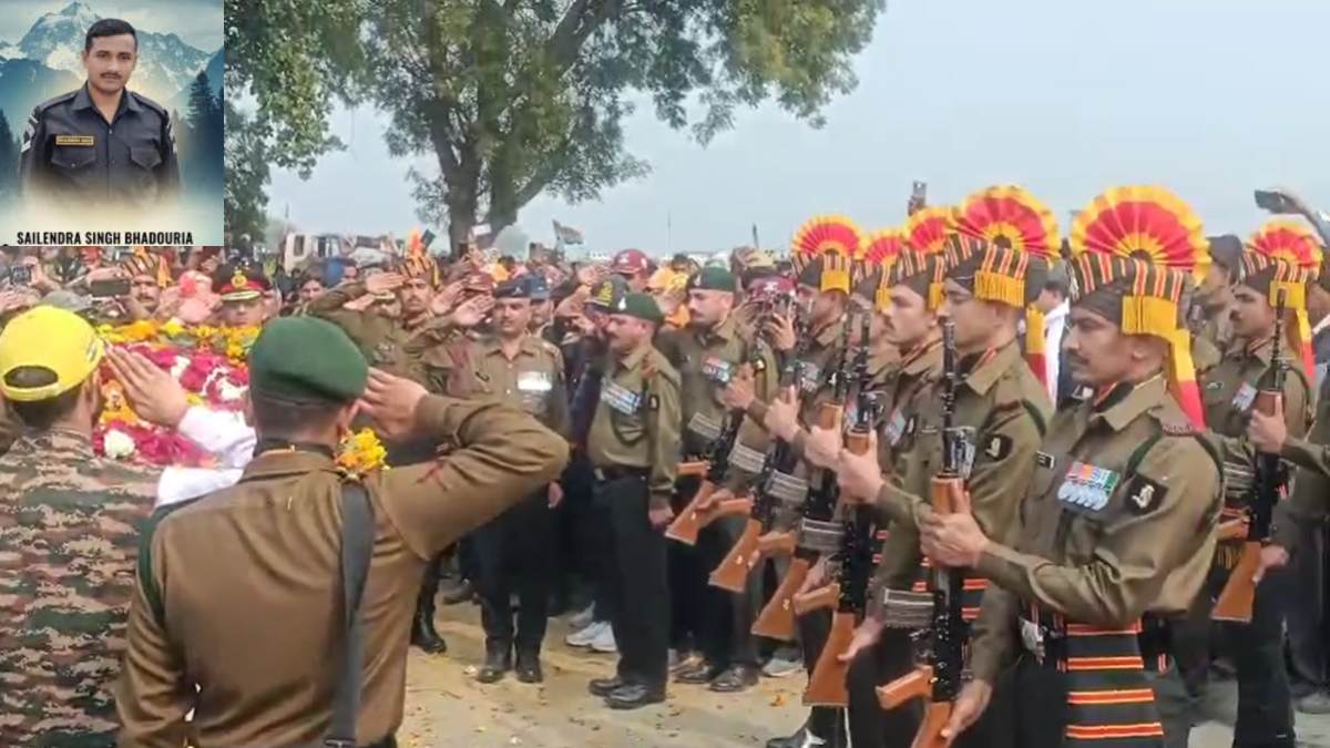 शहीद जवान को सैन्य सम्मान के साथ दी विदाईः गृह ग्राम चितावली में हुआ शैलेंद्र भदौरिया का अंतिम संस्कार, जम्मू कश्मीर के डोडा में हुए थे हादसे के शिकार