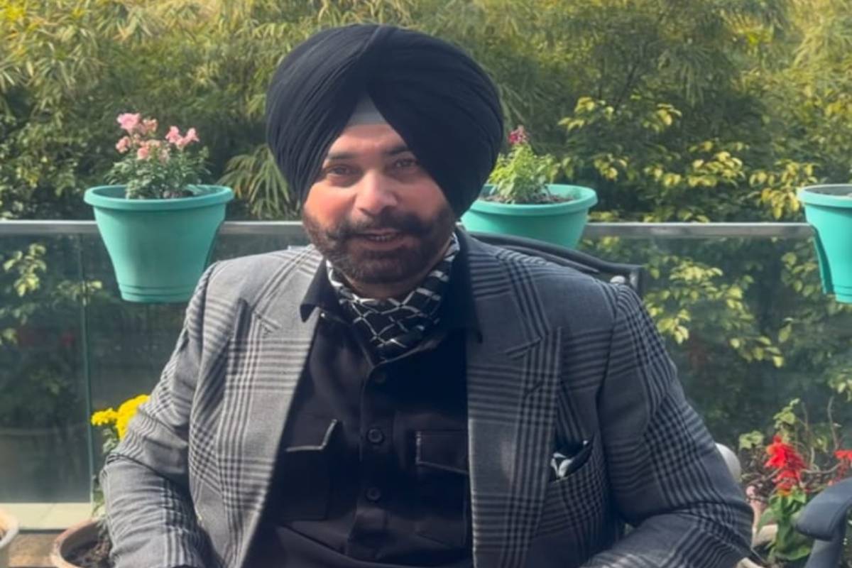 मीटिंग से बाहर रहने पर नवजोत सिद्धू ने शायरी के जरिए जताई नाराजगी, कहा- ‘जिंदगी से थोड़ी वफा कीजिए, जो नहीं मिला उसे दफा कीजिए’