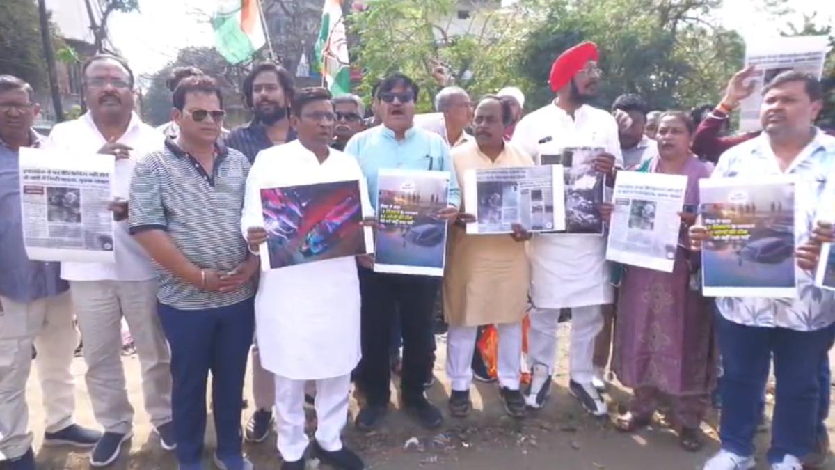 खुले नाले और बदहाल सड़कों को लेकर कांग्रेस ने एक्सप्रेस हाईवे पर किया प्रदर्शन, सरकार पर साधा निशाना