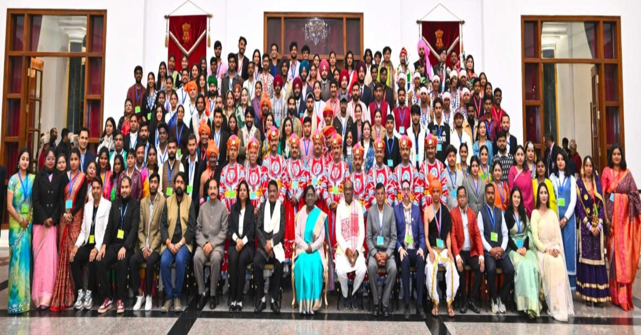 राष्ट्रपति भवन में छत्तीसगढ़ की झांकी कलाकारों का सम्मान, द्रौपदी मुर्मु ने जनजातीय कला को सराहा