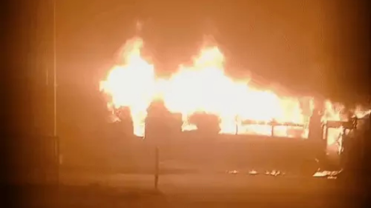 Bikaner Road Accident: चारे से भरे ट्रक में घुसी स्लीपर बस, लगी आग, बाल-बाल बचे 40 यात्री…