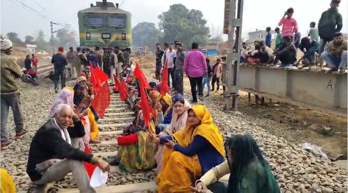 ग्रामीणों का जोरदार प्रदर्शन, कई थानों की पुलिस तैनात ग्रामीणों का जोरदार प्रदर्शन, कई थानों की पुलिस तैनात