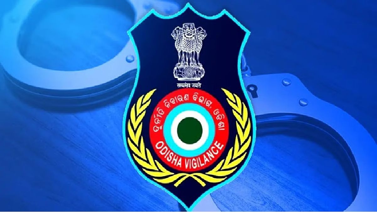 विजिलेंस की बड़ी कार्रवाई, SCB मेडिकल कॉलेज के एसोसिएट प्रोफेसर 2.63 लाख कैश के साथ पकड़े गए