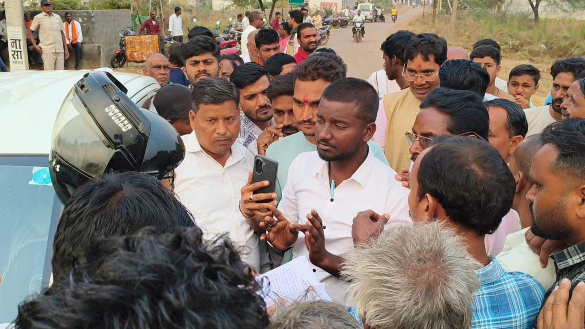 अतिक्रमण हटाने गई टीम खाली हाथ लौटी, ग्रामीणों में दिखा भारी आक्रोश, अब कलेक्ट्रेट घेराव करने की तैयारी