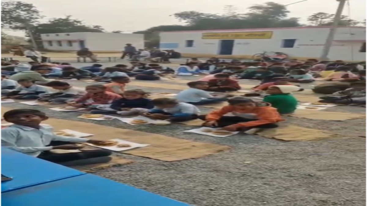 कागज पर मिड डे मील परोसने वाले प्राचार्य सस्पेंडः गणतंत्र दिवस पर वीडियो हुआ था वायरल