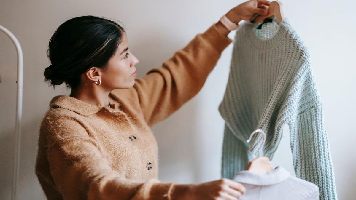 Woolen Sweater Care Tips: ठंड खत्म होते ही ऊनी स्वेटर संभालने का समय, सही तरीके से धोकर रखें गर्म कपड़े