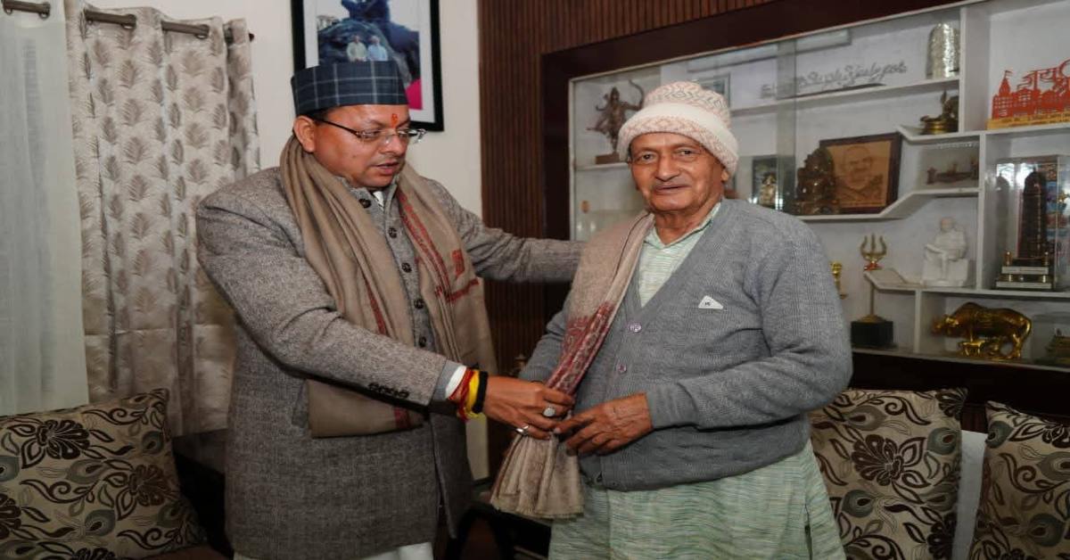 भगत सिंह कोश्यारी के घर पहुंचे सीएम धामी, पद्म पुरस्कार के लिए दी बधाई, कहा- गौरवान्वित हुआ उत्तराखंड
