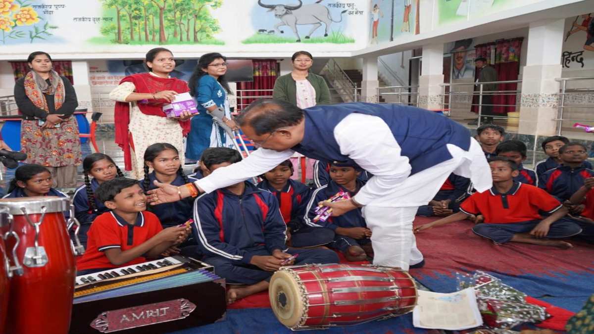 दिव्यांग बच्चों के बीच पहुंचे मुख्यमंत्री साय, दिव्यांग आवासीय विद्यालय को बस देने की घोषणा …