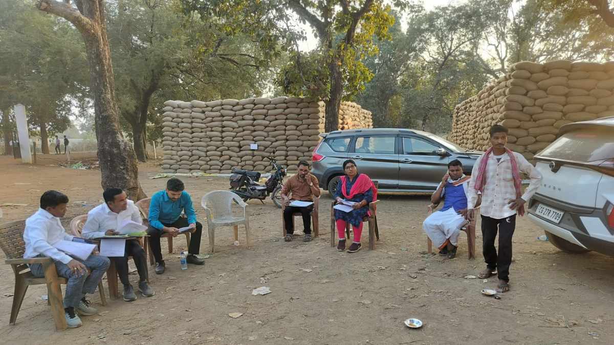 धान खरीदी केंद्र में लापरवाही पर प्रशासन सख्त: खरीदी प्रभारी और ऑपरेटर बर्खास्त, तहसीलदार ने दिए FIR के निर्देश