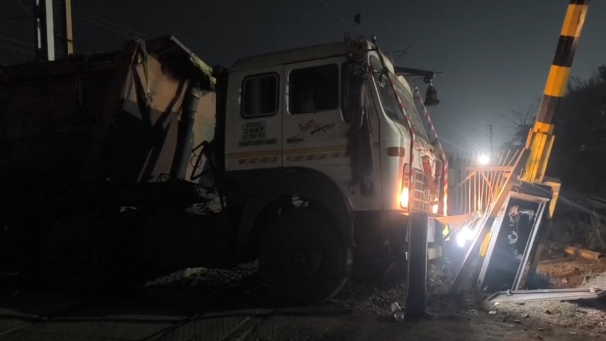 रेल फाटक तोड़कर ट्रैक के बीच घुसा कोयले से लदा ट्रेलर, घंटों बाधित रहा मुंबई-हावड़ा रूट…