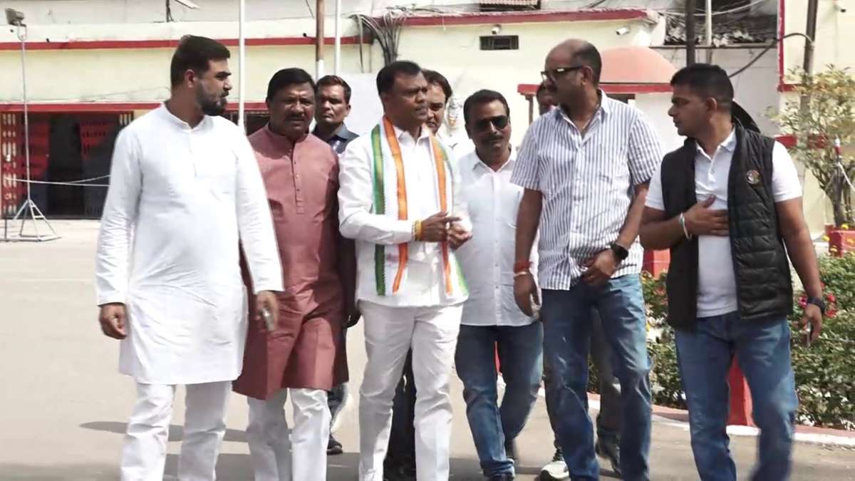 कवासी लखमा से मिलने जेल पहुंचे दीपक बैज, कहा- आदिवासी नेताओं को किया जा रहा टारगेट, बदले की भावना से भेजे गए जेल