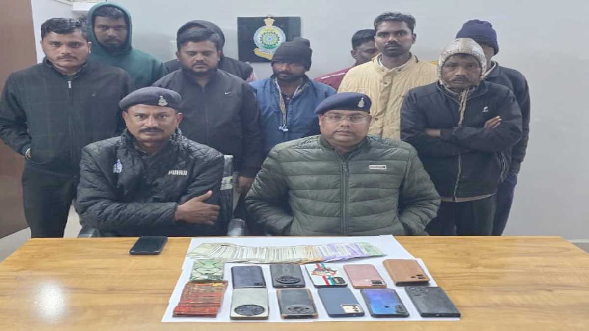 CG News : जुआ फड़ पर पुलिस की दबिश, 11 जुआरी गिरफ्तार, 33 हजार कैश, 6 बाइक और 11 मोबाइल जब्त
