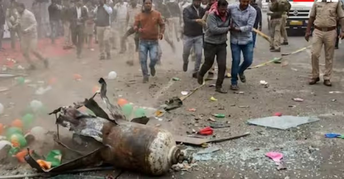 गणतंत्र दिवस समारोह के दौरान ब्लास्ट, पुलिस परेड ग्राउंड से 250 मीटर पर धमाका, 9 घायल 2 की हालत गंभीर 2 मालेगांव में गणतंत्र दिवस समारोह के दौरान ब्लास्ट, पुलिस परेड ग्राउंड से 250 मीटर पर धमाका, 9 घायल 2 की हालत गंभीर